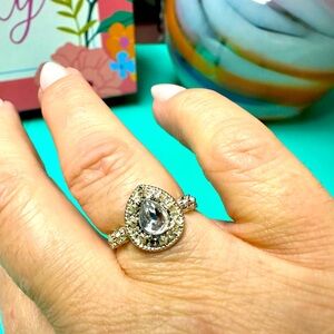 Beautiful estate piece, silver tone with gemstone size 7